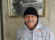 تاجر خردوات يعثر على صورة نادرة للحاج أبو سعدو زينب ويقدمها له كهدية 